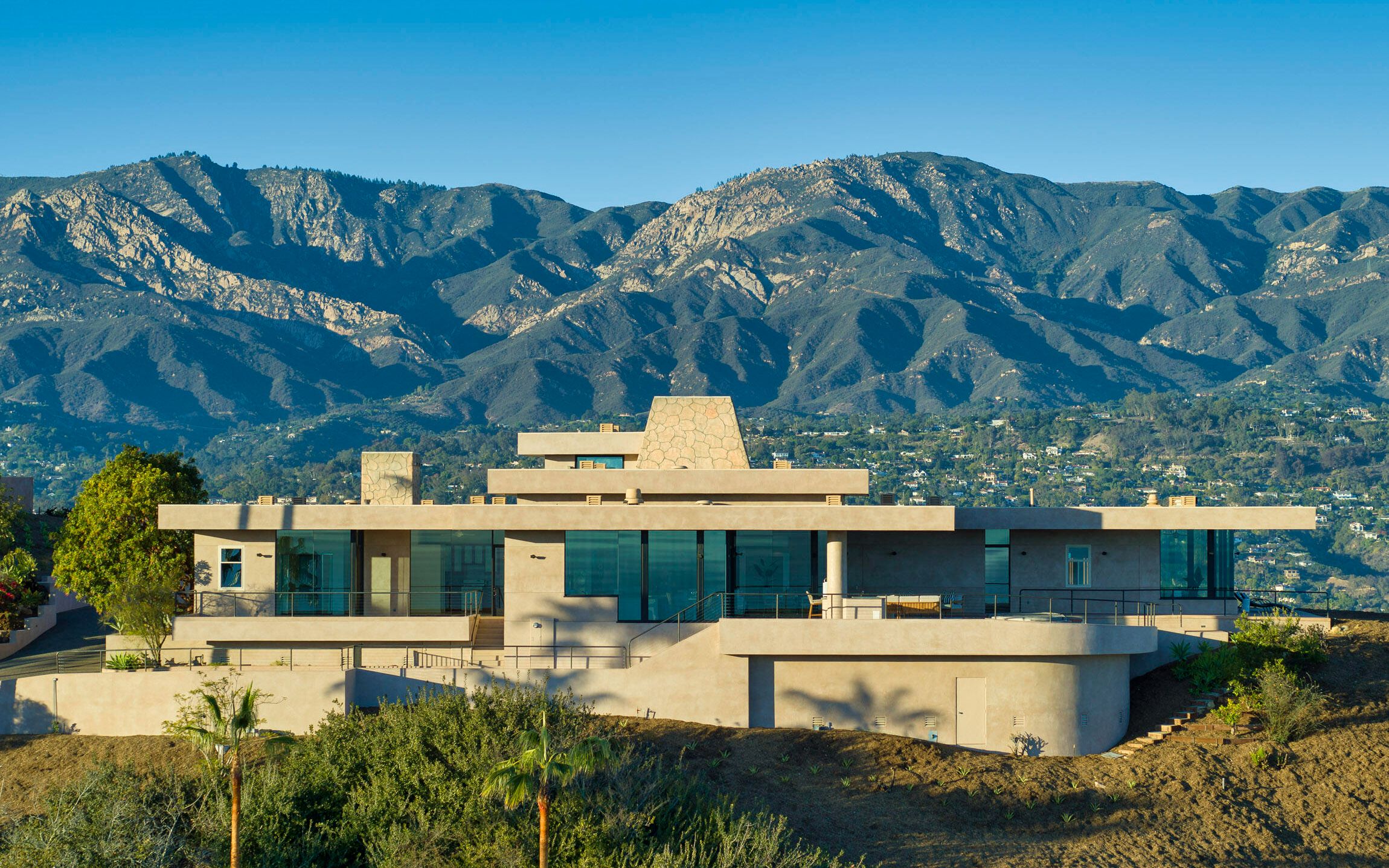 在加州圣巴巴拉山脊上一座景观开扬的现代豪宅|121 via del cielo
