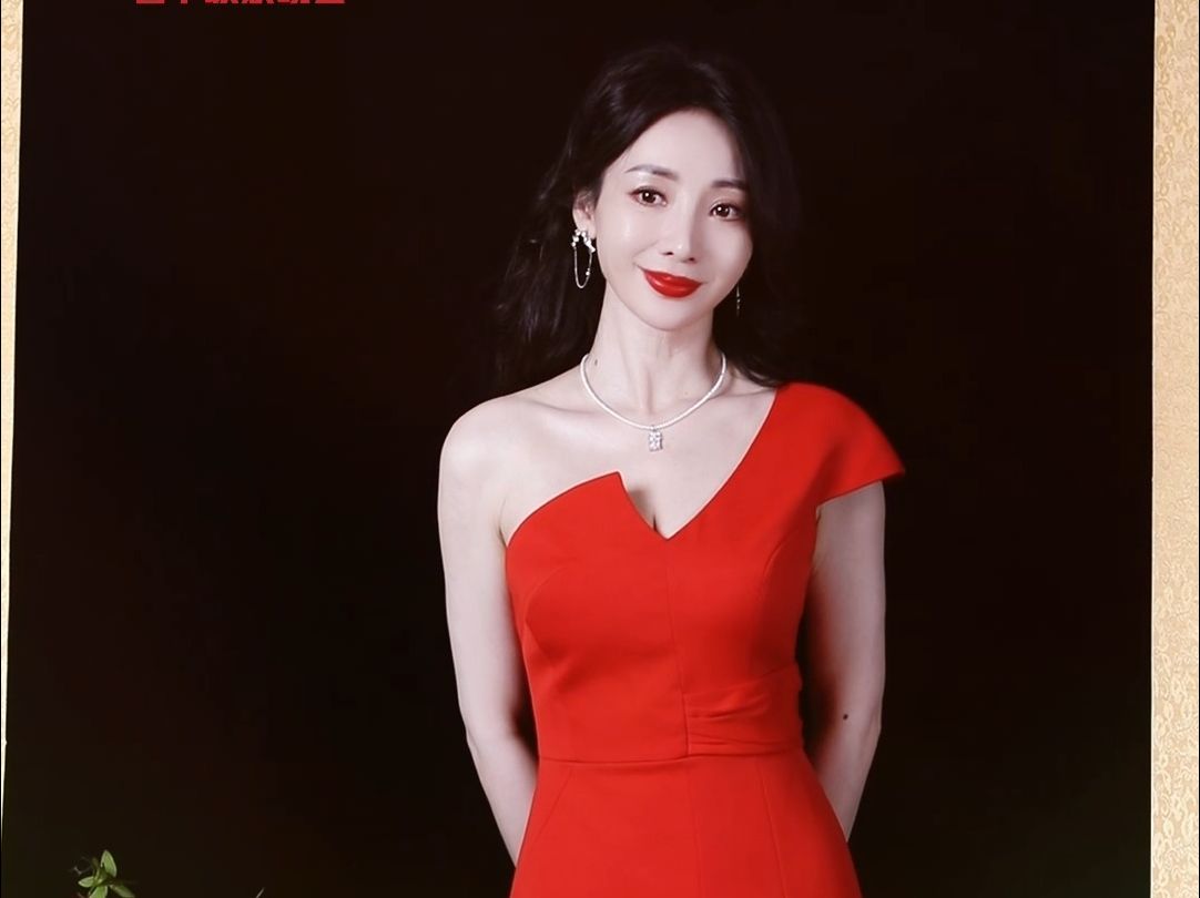 北京台春晚第八波阵容 #柳岩红裙新年装 红裙美人!