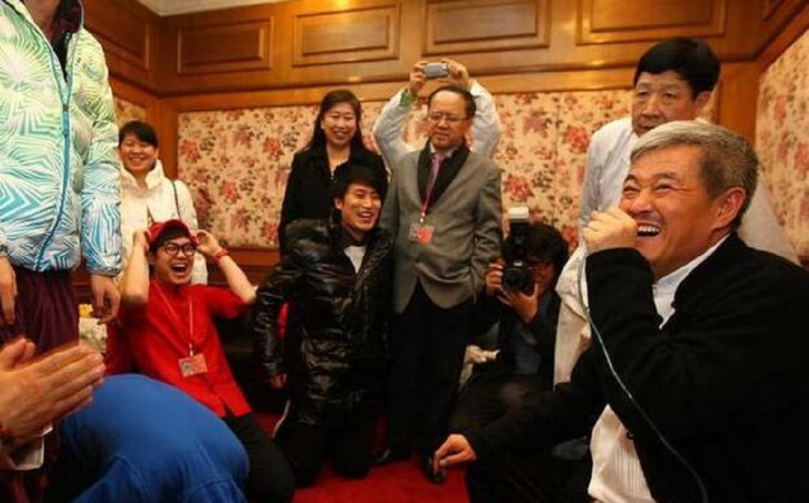 过年徒弟给赵本山跪地磕头,这阵容太震撼,不敢相信!