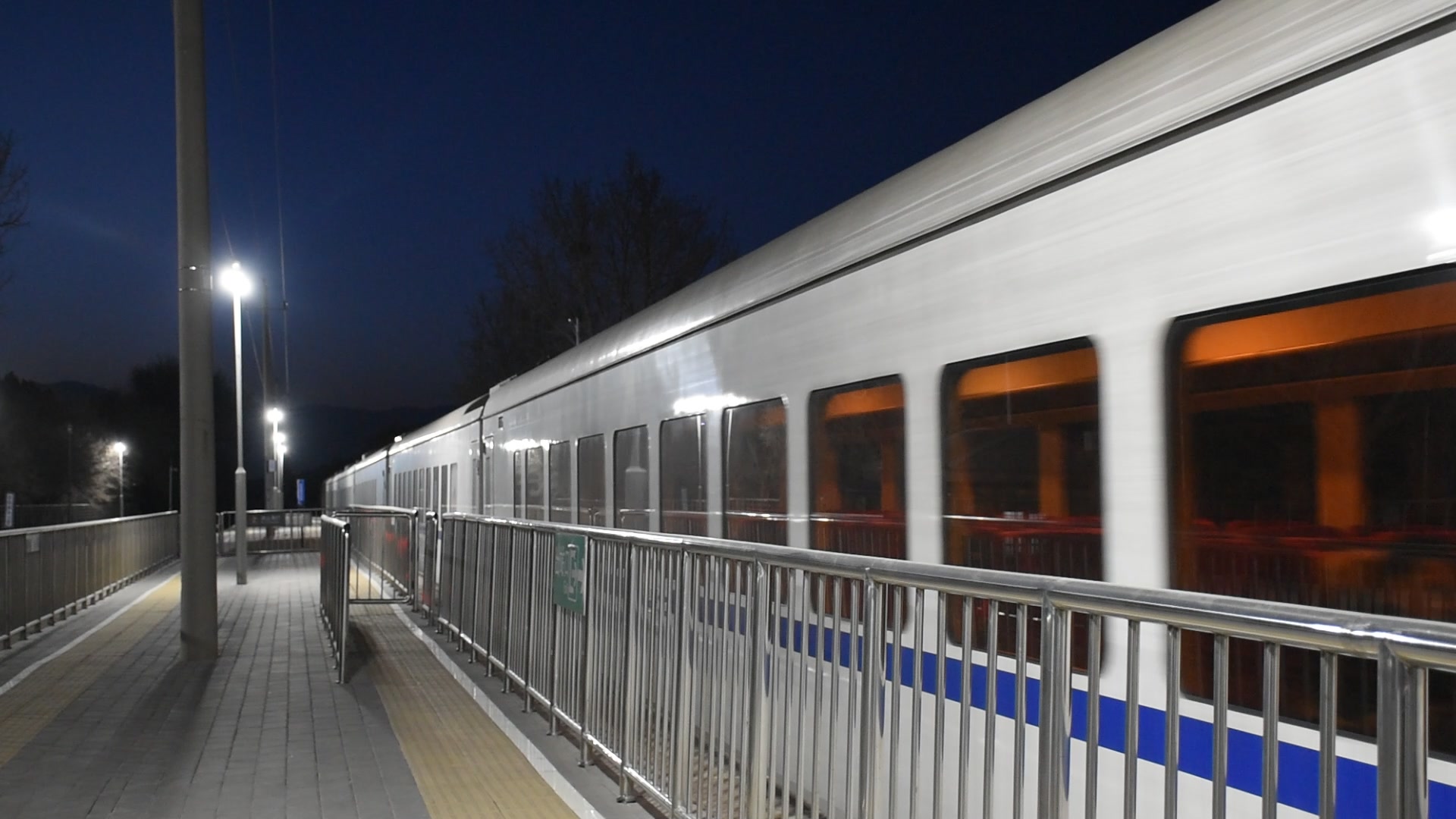 在家看火车全路唯一的内燃动车组和谐长城号八达岭进站