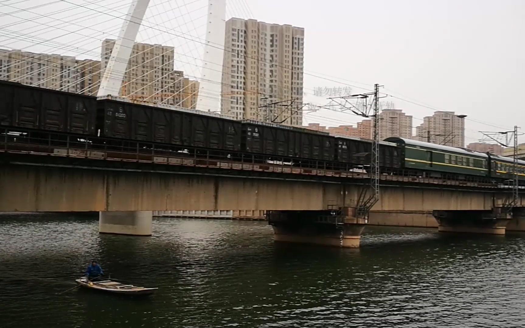双机东风4d牵引的客货混编列车,通过京沪线天津子牙河桥
