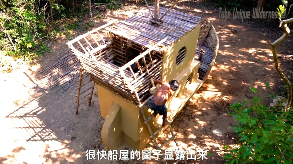 这两兄弟野外建造船屋