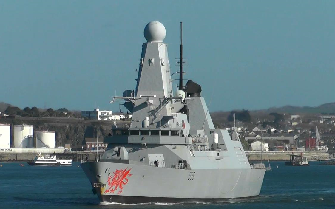 英國皇家海軍45型驅逐艦龍號d35進入德文波特海軍基地20182