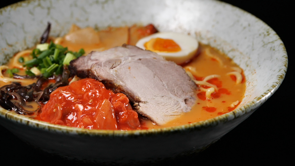 日式叉烧面,浓汤鲜味充满餐厅?