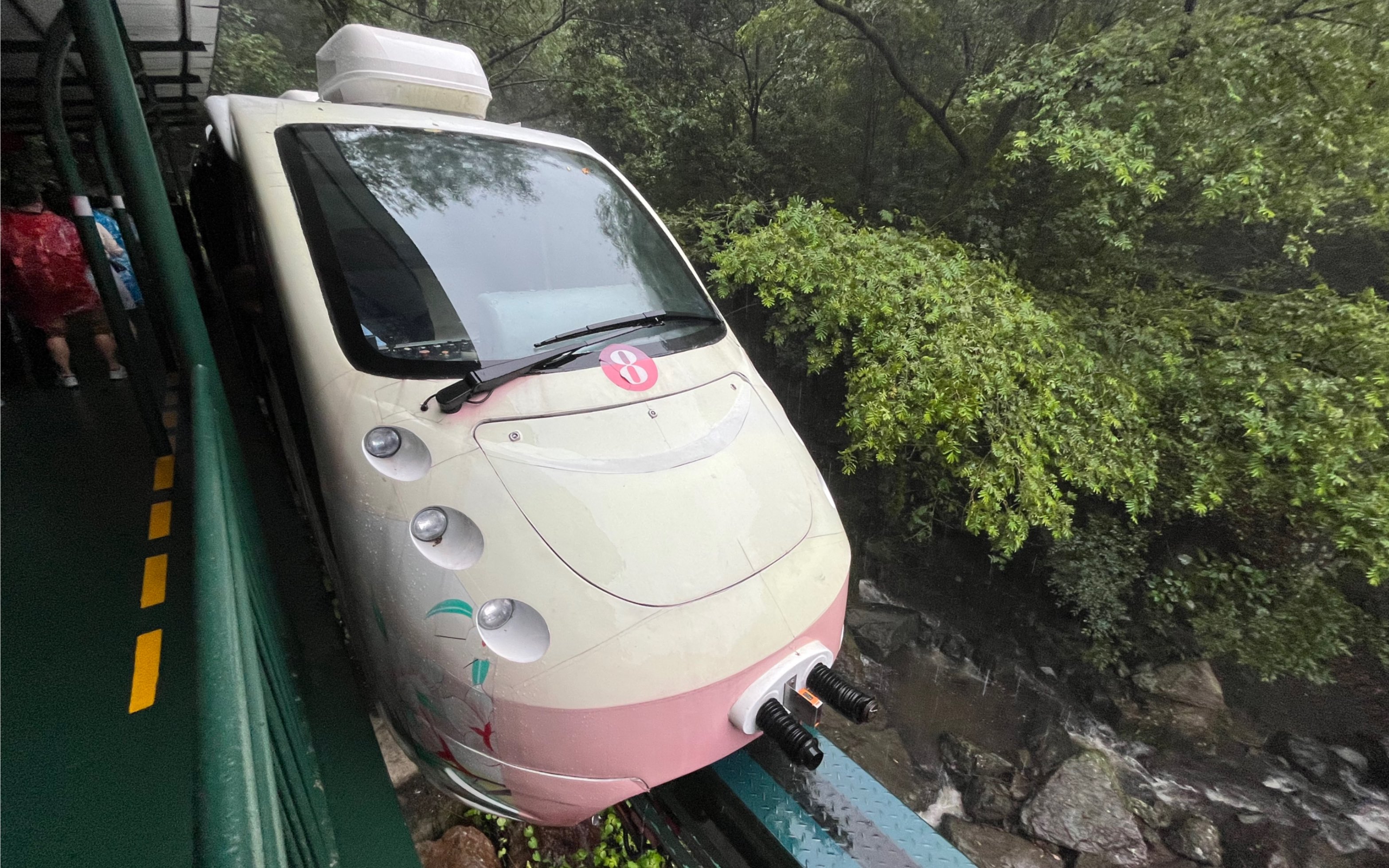 宁波雪窦山超美的山间小火车出站