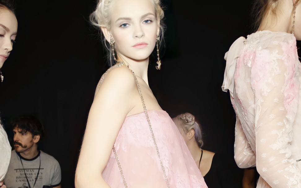 【超模ginta lapina】来自拉脱维亚的吉他小精灵 秀场剪揖