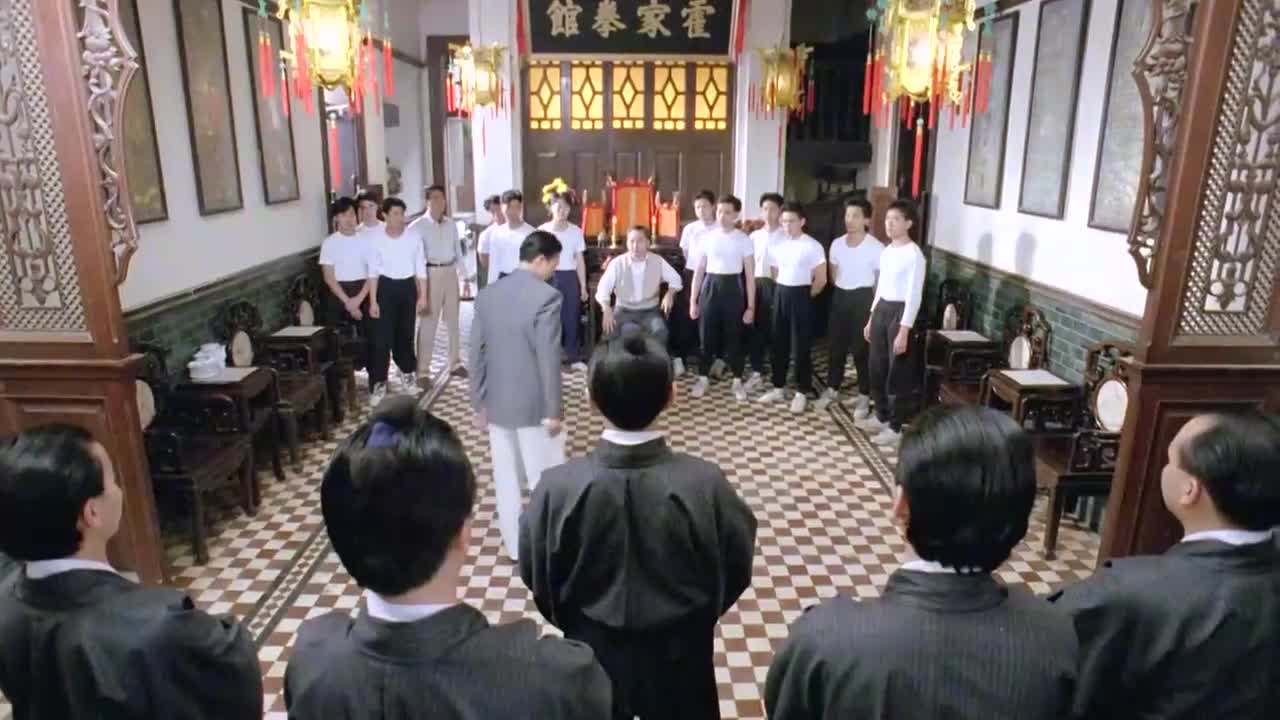 新精武门1991:周星驰电影片段致敬李小龙,一拳打飞鬼子,着