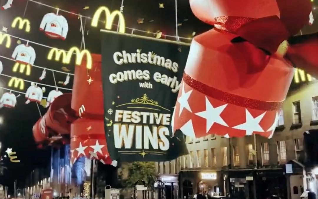 英国麦当劳:圣诞节,巨大汉堡盒当街爆开