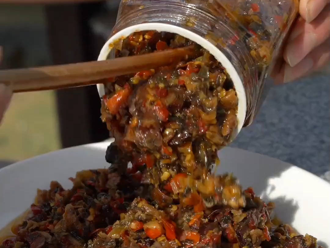 好吃又下饭,外婆菜腊肉香辣爽口,回味无穷.