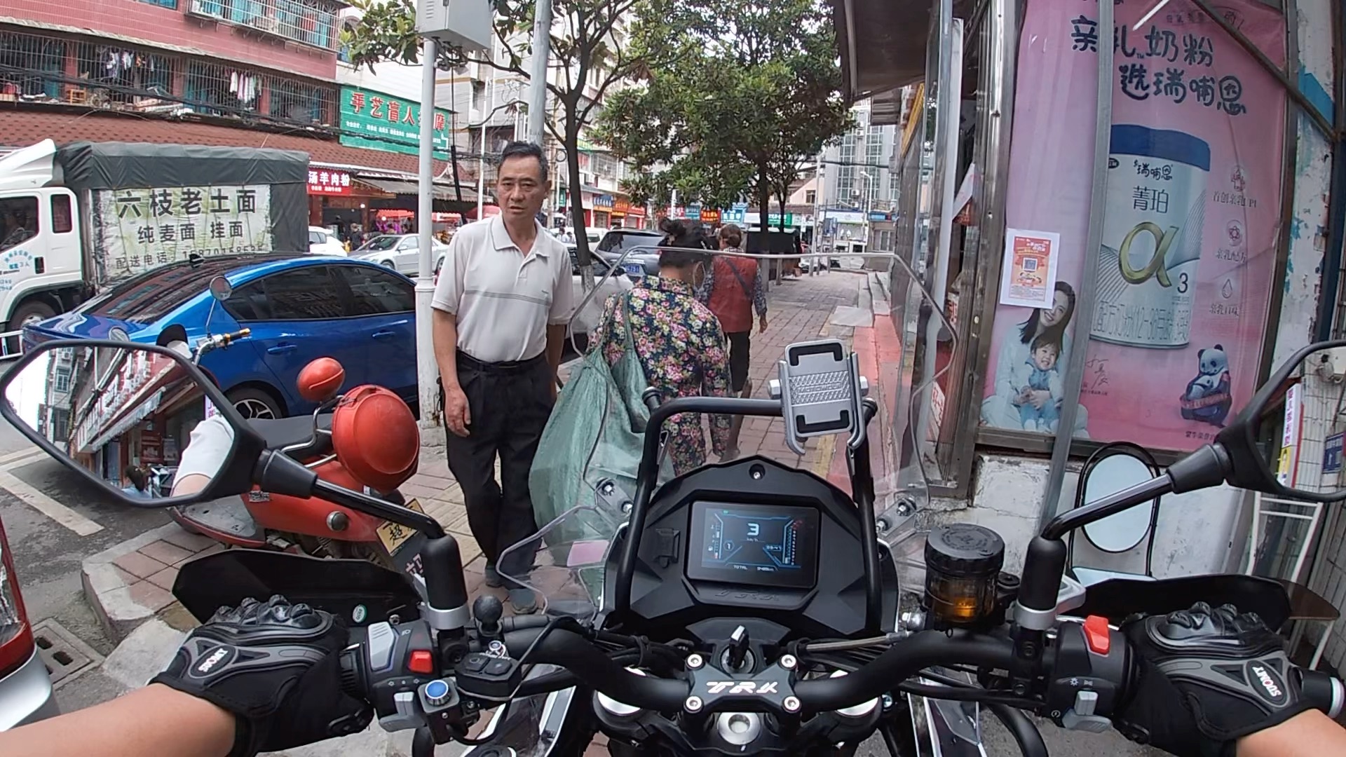 每个人都在奔赴各自不同的人生 让大家看看摩的佬的上班日常.