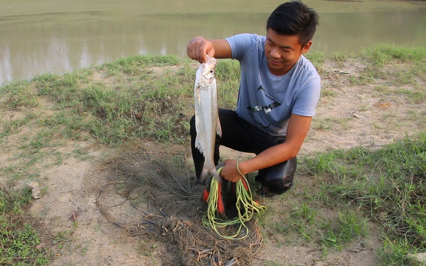 户外小猛哥:农村小猛哥野河撒网,六米大网只抓大货,第一网就上货大