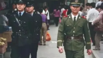 Download Video: 90年代，在中英街巡逻的香港警察，同时还有大陆的公安