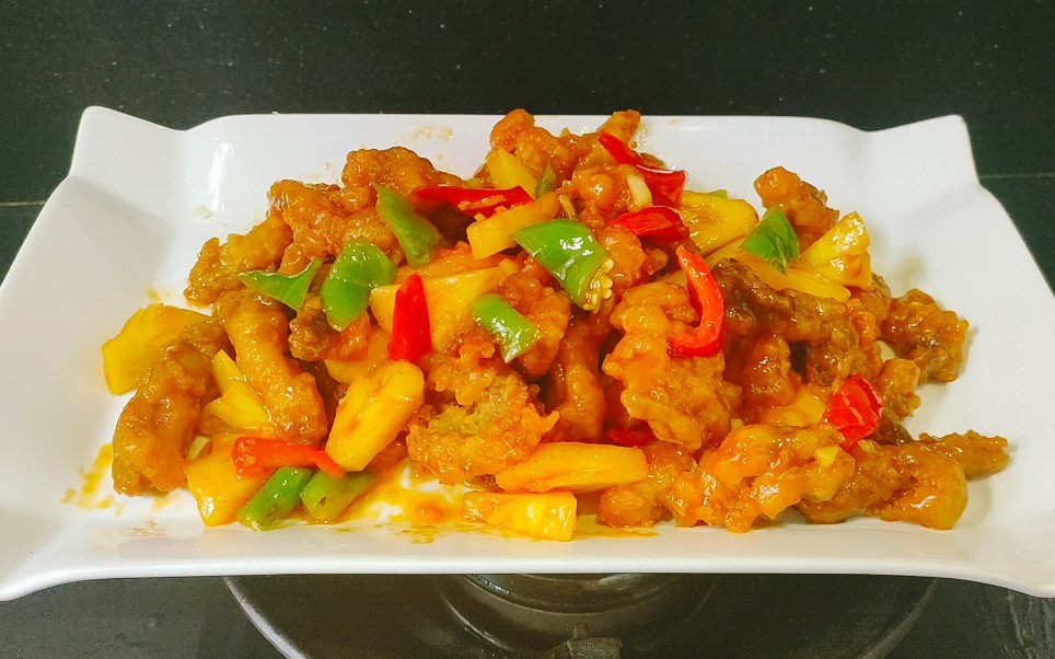 菠萝糖醋里脊肉,外酥里嫩,果香浓郁,酸甜可口,开胃又解馋