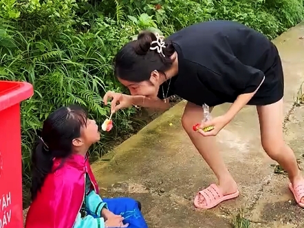 要饭的小女孩软糖吃的真香,没想到竟然是在做梦哔哩哔哩bilibili