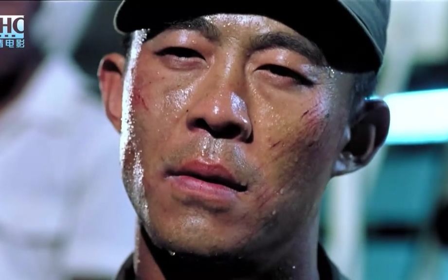 侯勇不费吹灰之力抢到炸弹遥控器,英勇无敌堪比战狼-《冲出亚马逊》