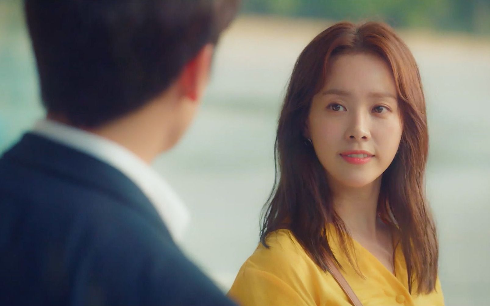 男子和女孩互相产生了好奇感并有一种相见恨晚的感觉