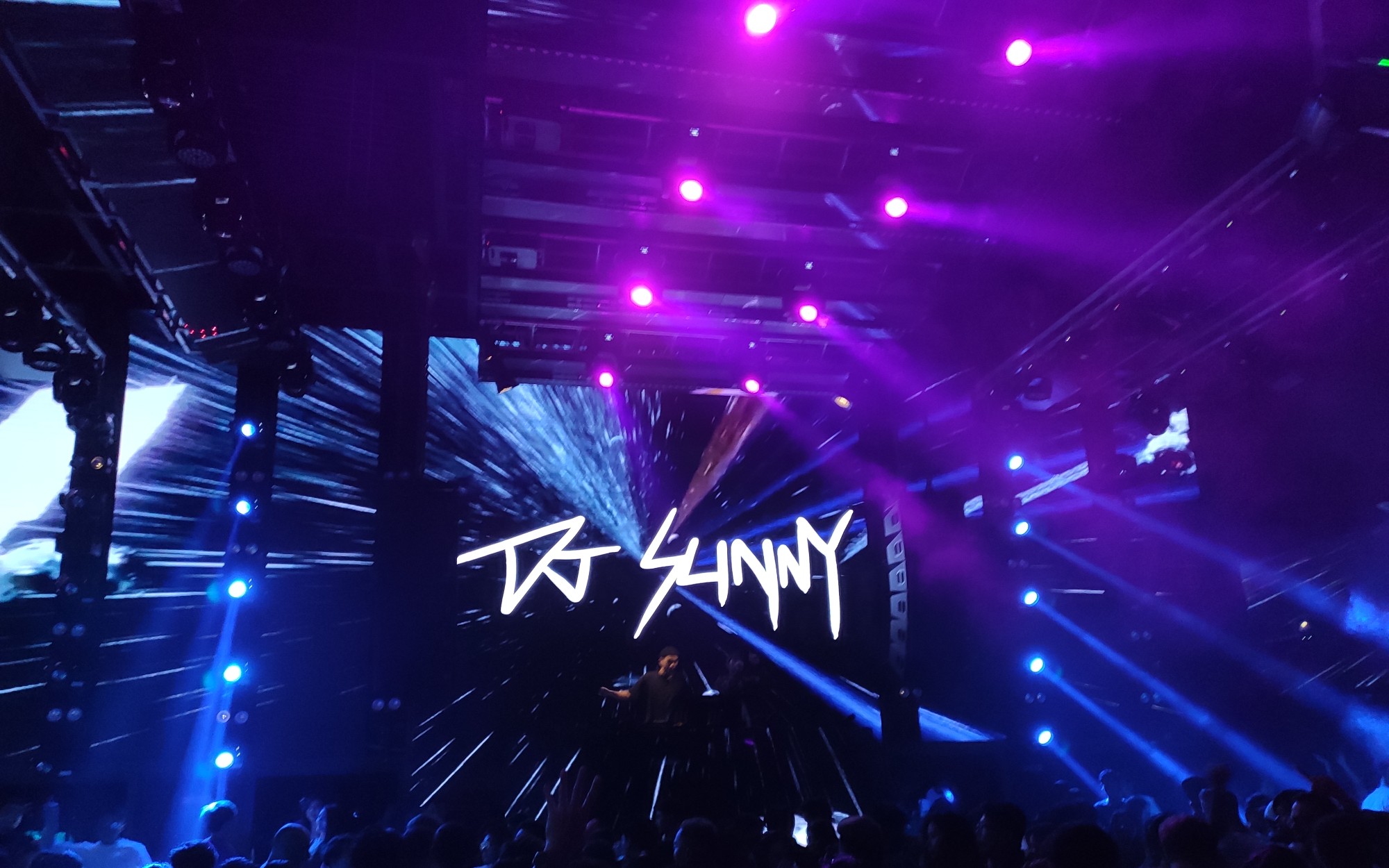 曼谷最火酒吧babyface佛系蹦迪被网红美女围绕的感觉dj和气氛打的特别