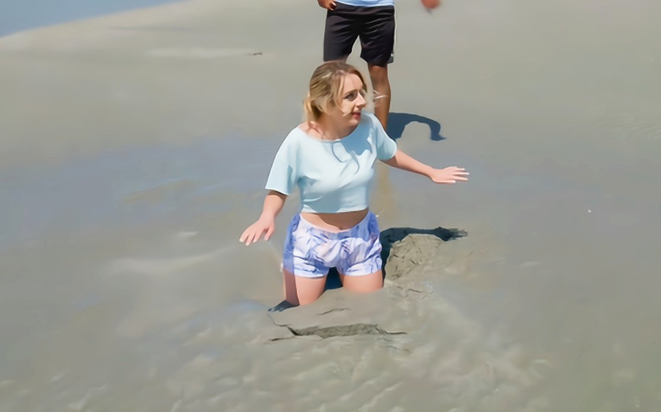 如果陷入流沙,该如何自救?国外美女亲身示范,教你如何脱困!