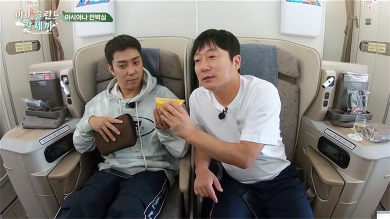殷志源李寿根研究飞机里的化妆包俩大叔聊天斗嘴超有趣