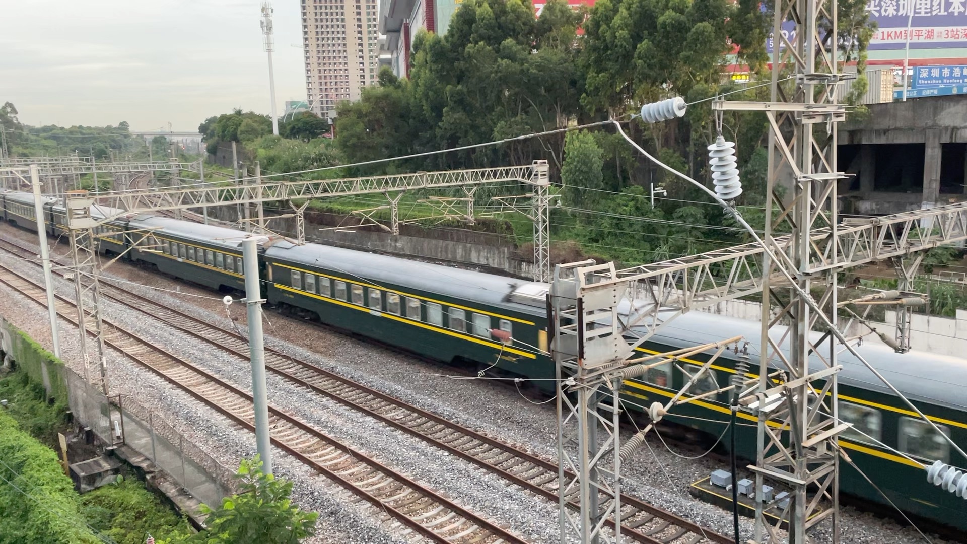 z148次深圳东—郑州的王牌列车在深圳东站到平湖站区间通过