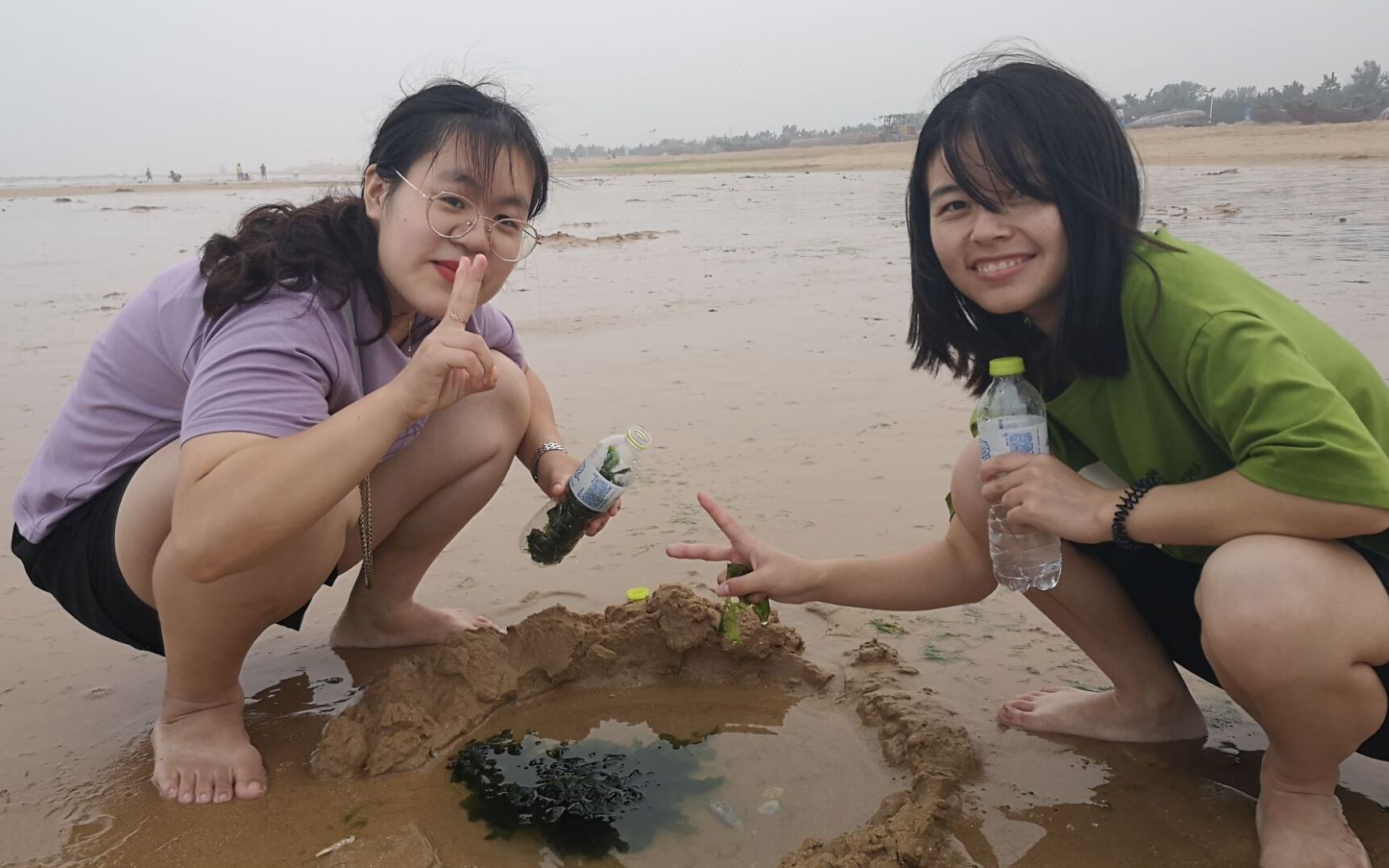 大学生海边vlog 玩沙有什么,当然是捞海带啦