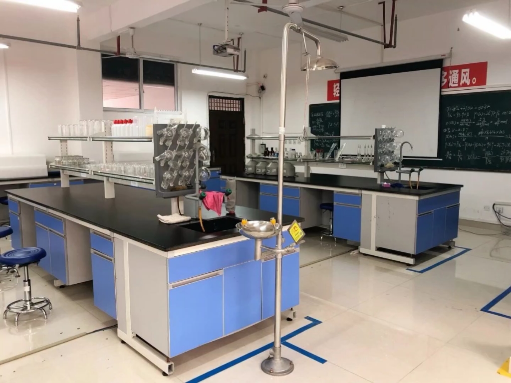 贵州应用技术职业学院和闺蜜分享我的实训教室,干净整洁,我特别爱实验