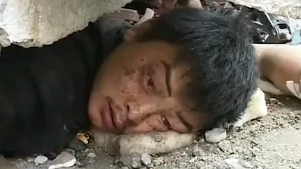 15年前央视主持李小萌，汶川地震一哭成名，感动13亿国人的心 #李小萌 #陈坚#地震 #感人