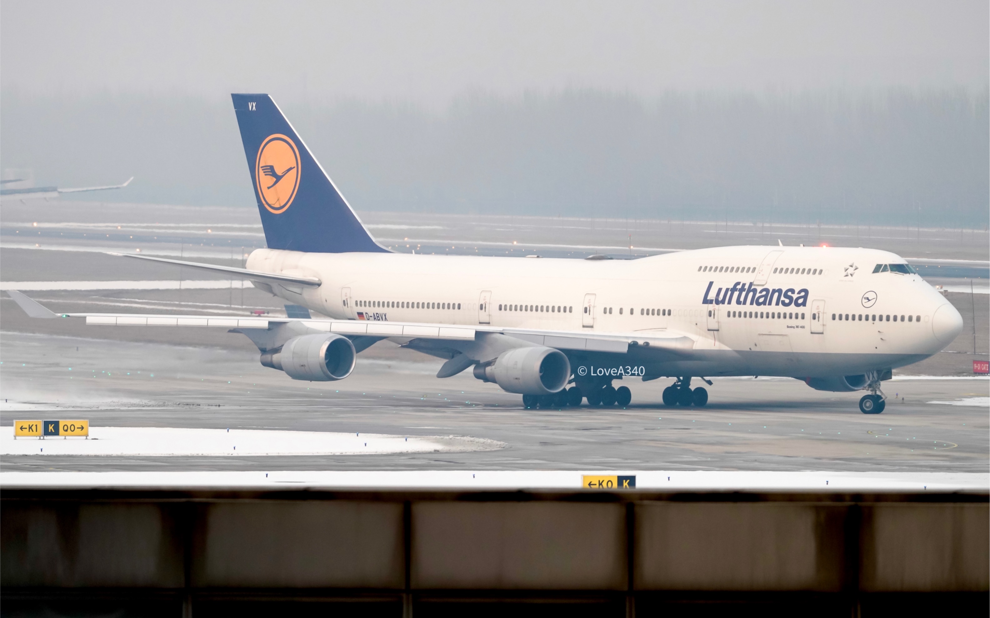 汉莎航空波音747-400 d-abvx 滑行至pek跑道01外等待_哔哩哔哩_bili