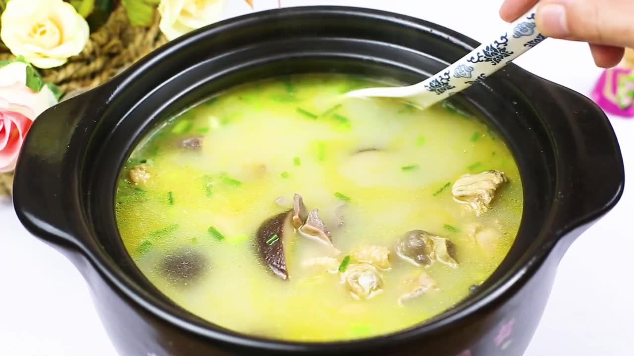 厨师长教你煲香菇鸡汤,做法简单,鸡肉滑嫩不柴,鸡汤鲜香浓郁61908