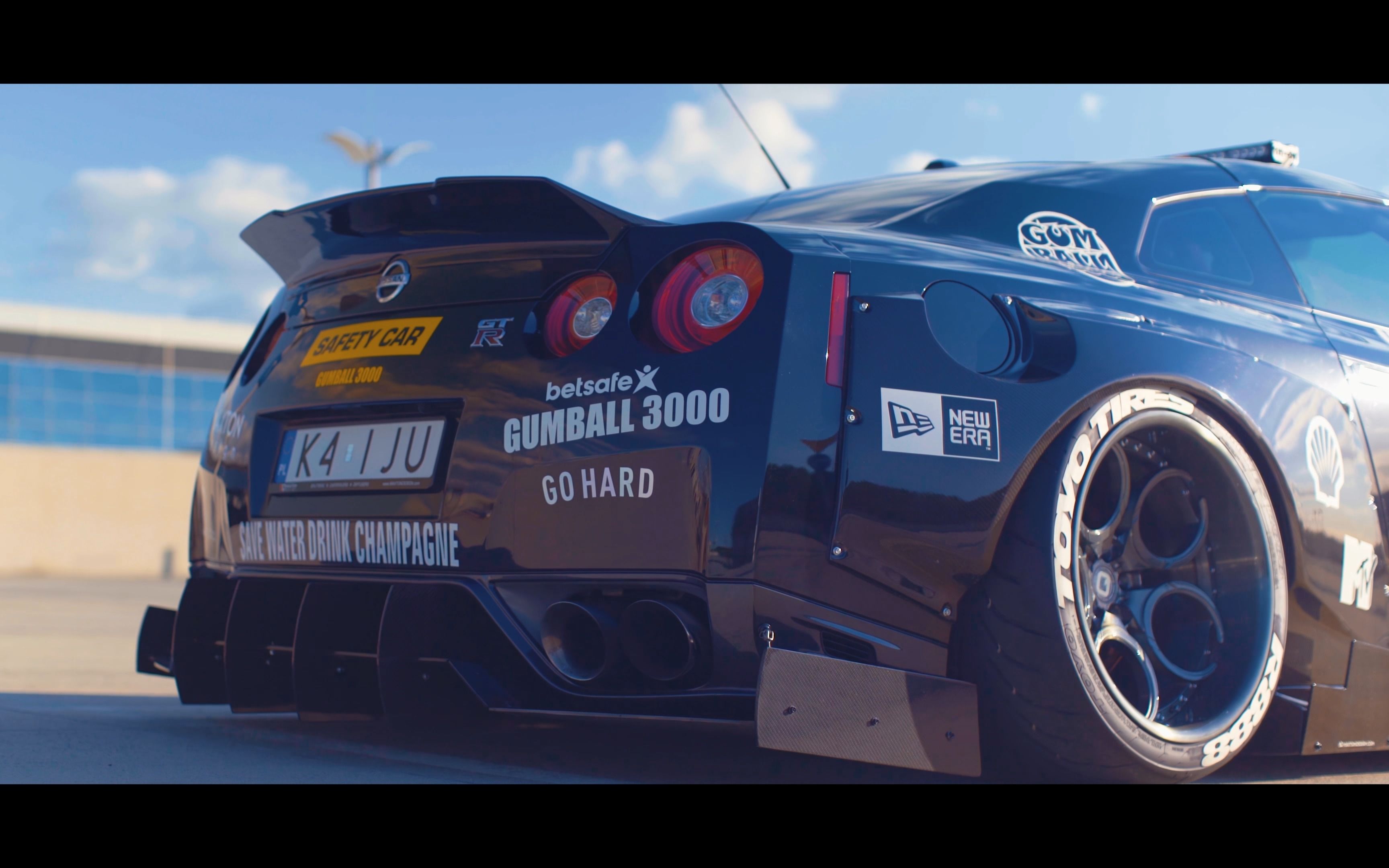 這個塗裝的gtr好看誒——nissan gtr gumball 3000