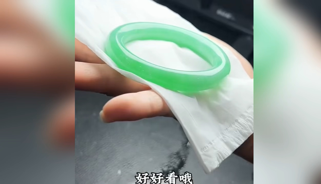 冰果绿翡翠手镯!