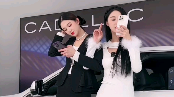 凯迪拉克姐妹花黑白双煞,表演公主抱,站着换鞋