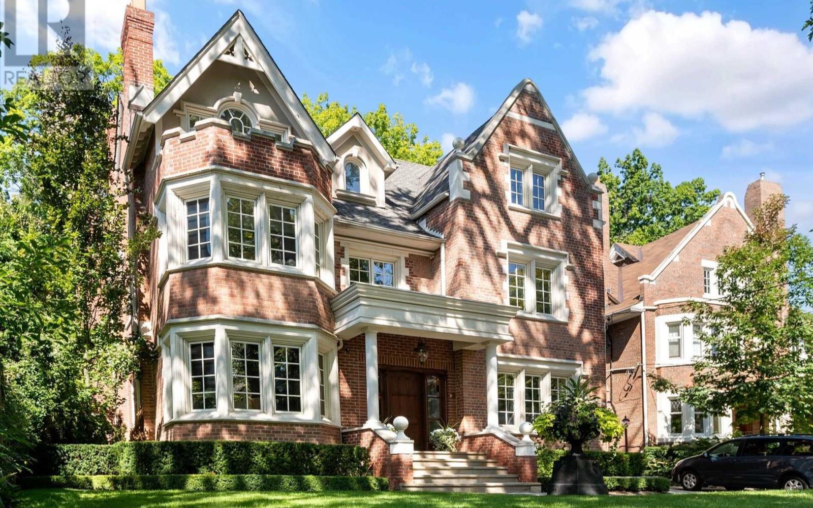 在加拿大多伦多的一座经过彻底翻新的精致居所|110 roxborough dr