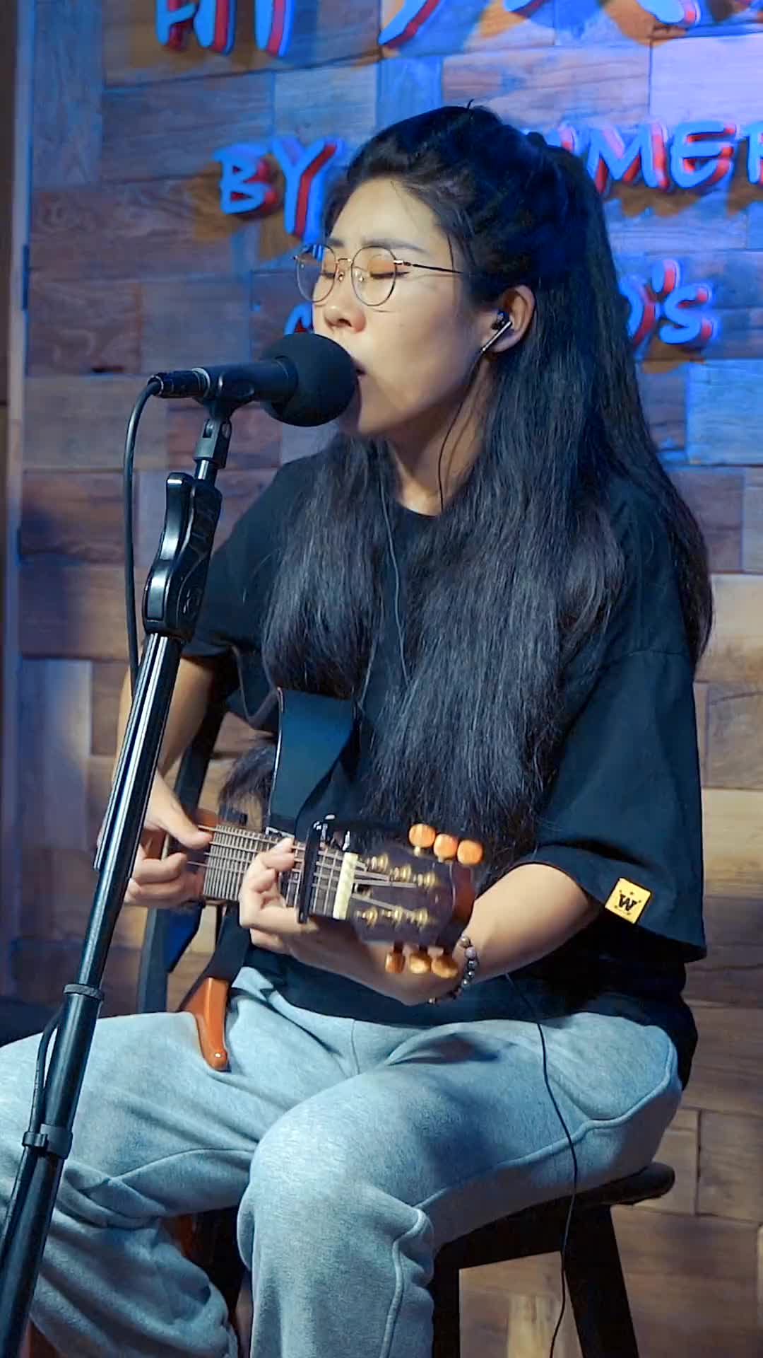 歌手小小苏「谁不是」;假装不在意,忍住不联系,是我这辈子演过最好的