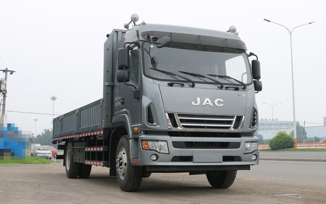 高颜值高安全高性能试驾江淮骏铃v9中卡