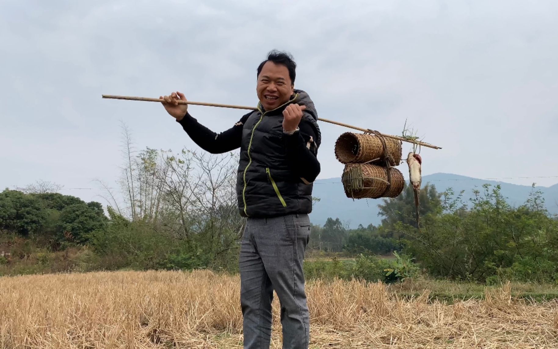 梁师傅运气爆棚,去装鱼笼收获满满,分享一道原生态烤鱼极具鲜香