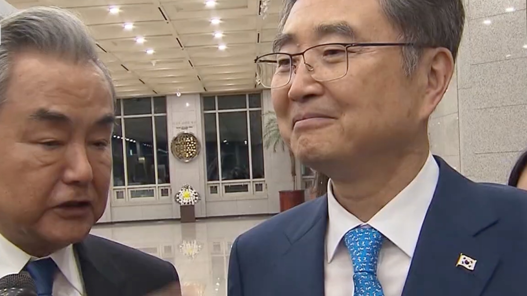 王毅当众点名美国称“对朝敌视政策，该改改了”，韩国外长在一旁抿嘴点头抿嘴点头