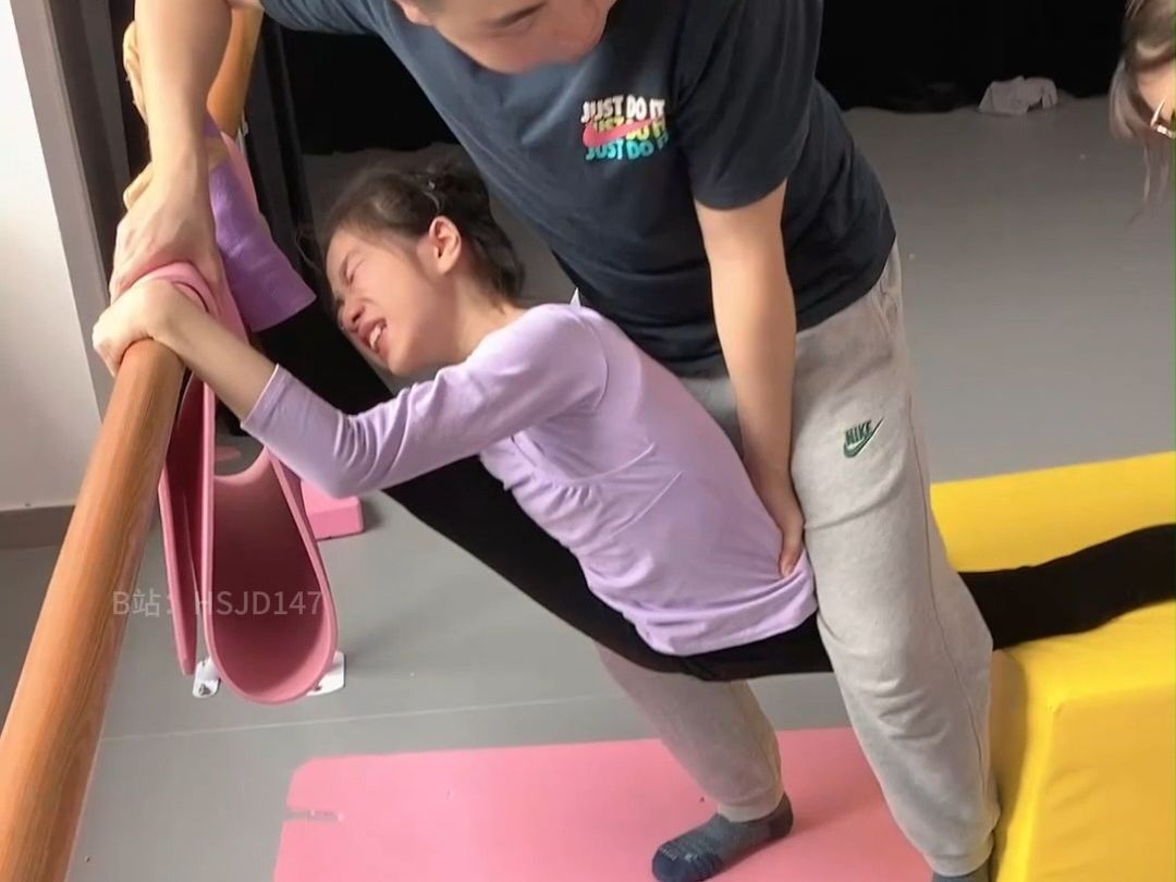 舞蹈软开度训练撕竖叉,超过180度