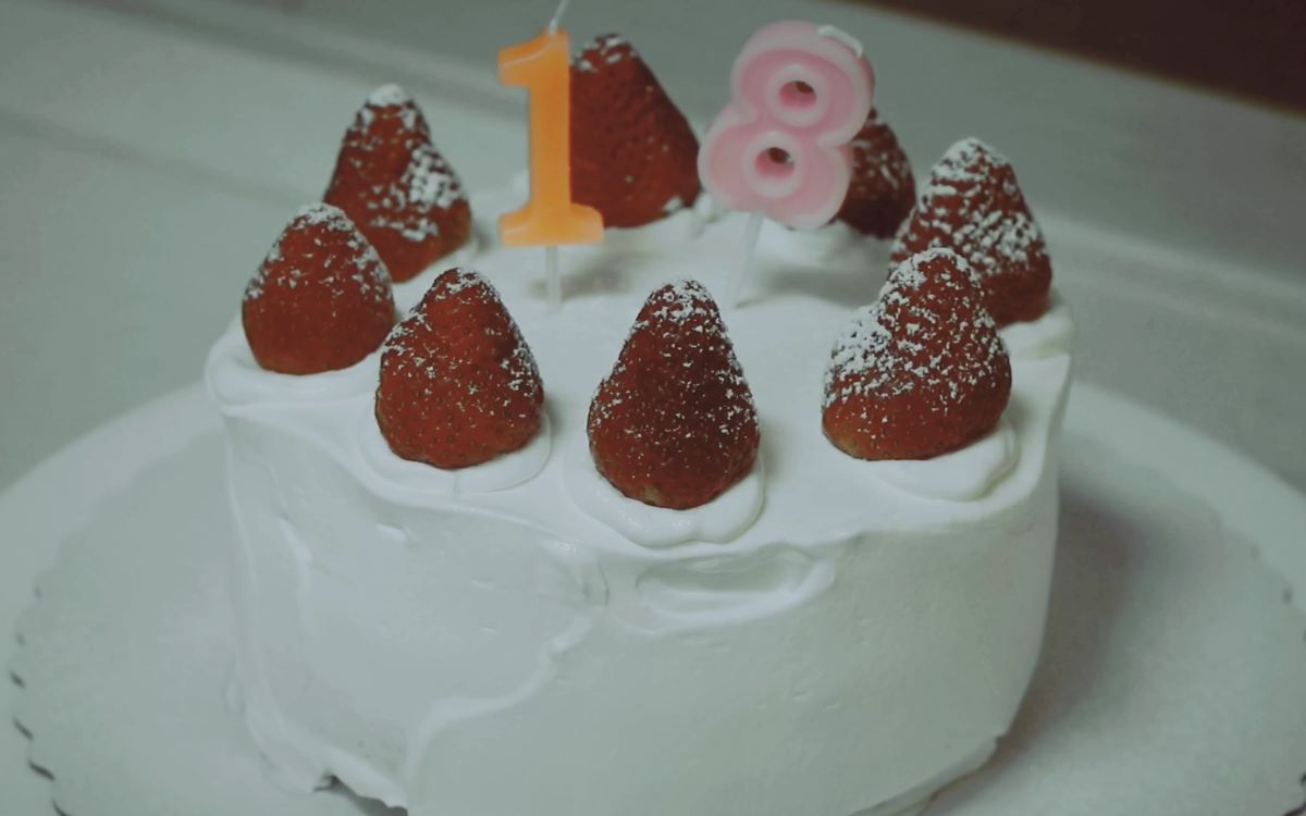 用来庆祝18岁生日瞎说的别信的短小三脚猫的草莓奶油蛋糕制作