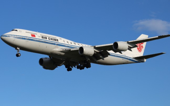 国航747-8降落首都机场跑道36r