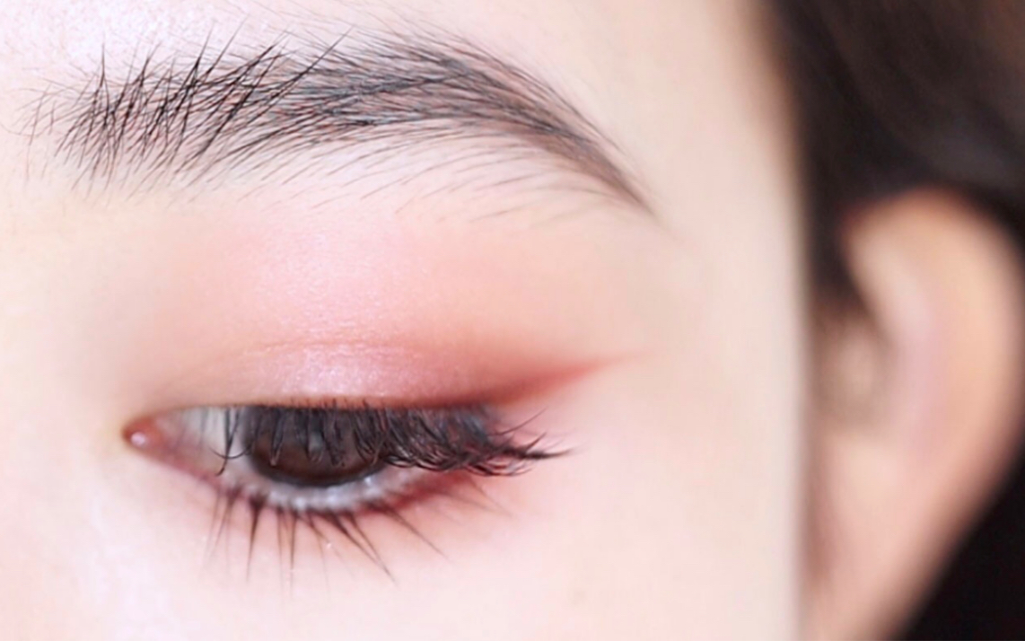 粉雾迷情眼妆 夏日浪漫渐变粉七夕约会妆容