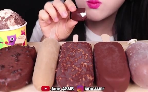韩国吃播jane20201222巧克力脆皮棒冰榛子巧克力冰淇淋助眠咀嚼声