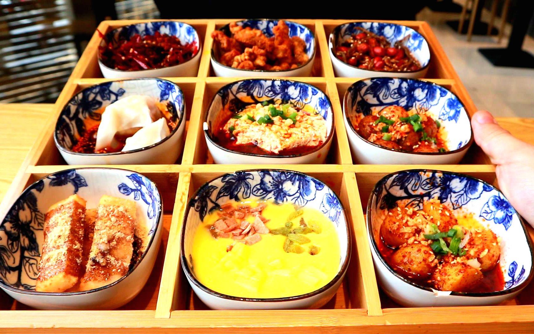 成都市井小吃九宫格,30多块钱一大盘,真的好吃吗?