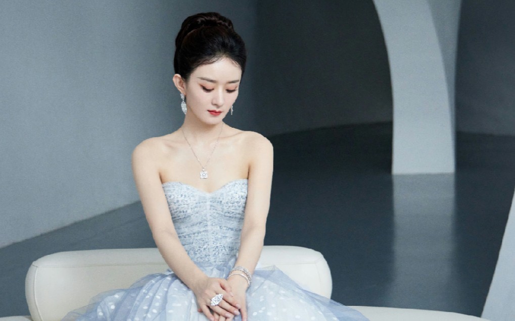 踏纯白梦境,映衬浅黛微妆【赵丽颖×23.5.30时尚芭莎活动】