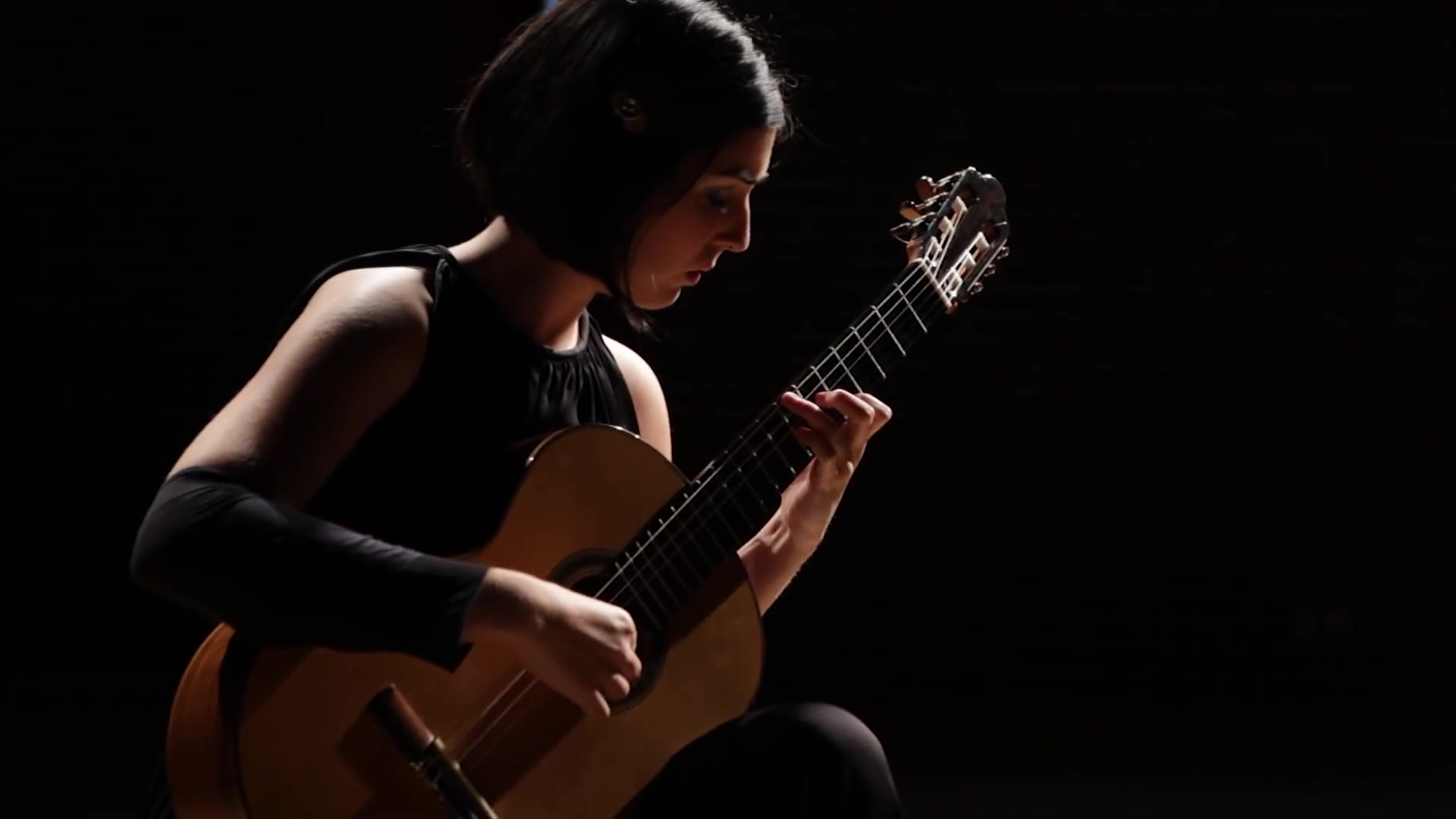 散发由内向外的气质最喜欢看美女演奏古典吉他