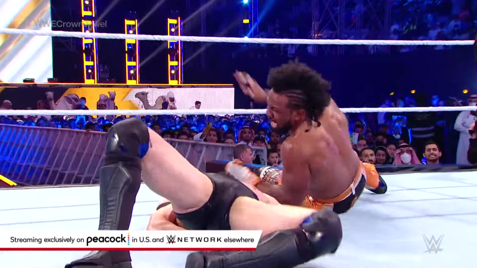 [图]Xavier Woods向Finn Bálor交付大量Superplex:WWE Crown Jewel 2021（WWE网络独家）