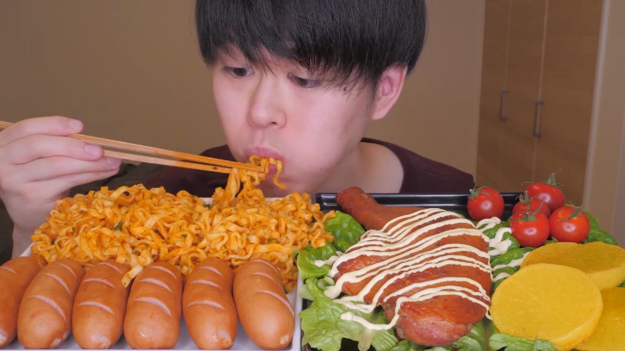 韩国吃播:烤鸭火鸡面和香肠,大口吸溜,软糯鲜香,鸭肉酥嫩美味