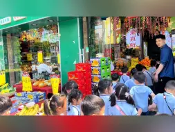 Télécharger la video: 幼儿园小朋友外出参观路过水果店，老板免费送橘子：“一人一个，随便拿！”在一声声恭喜发财中逐渐迷失自我