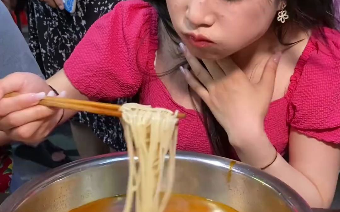 美女挑战7两螺蛳粉,这样吃螺蛳粉也太爽了吧?