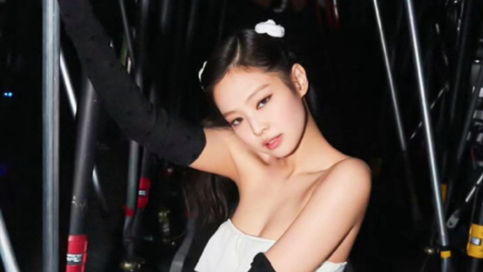jennie的裙子比安全裤短